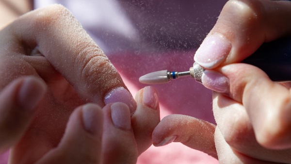 Libération de particules toxiques lors du ponçage des faux ongles